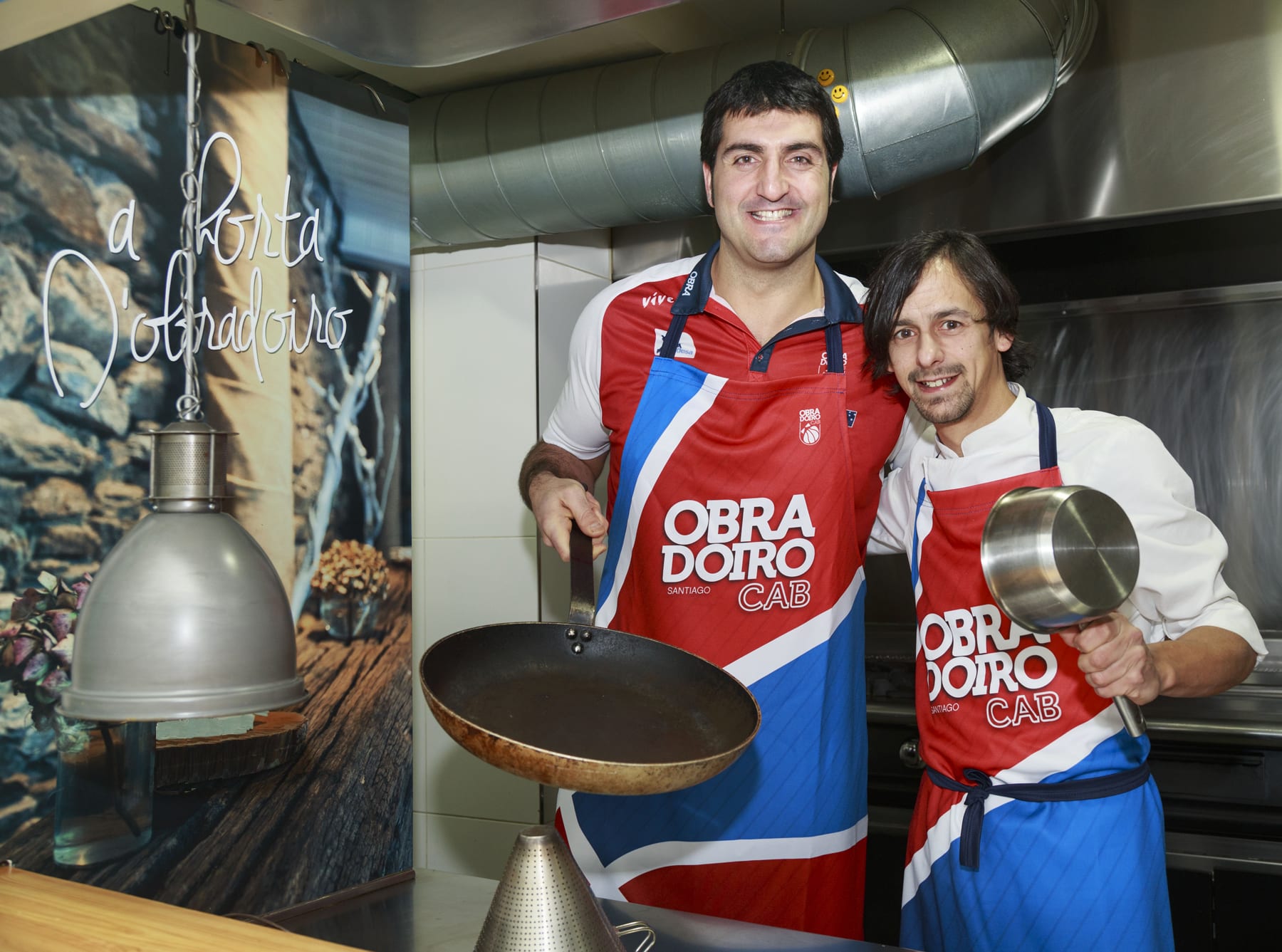 Jesús Chagoyen, entre los fogones de A Horta do Obradoiro con el Delantal Oficial del Rio Natura Monbus Obradoiro