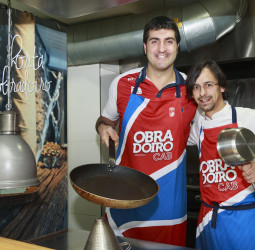 Jesús Chagoyen, entre los fogones de A Horta do Obradoiro con el Delantal Oficial del Rio Natura Monbus Obradoiro
