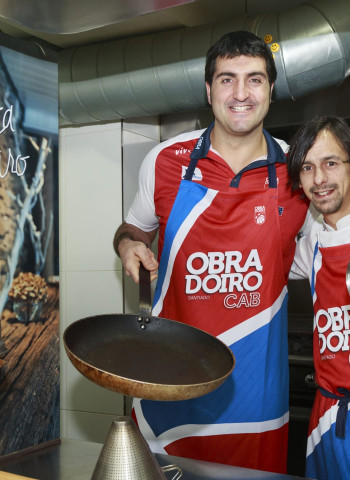 Jesús Chagoyen, entre los fogones de A Horta do Obradoiro con el Delantal Oficial del Rio Natura Monbus Obradoiro