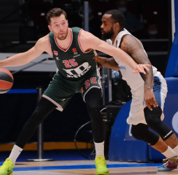 TD Systems Baskonia tira de carácter para vencer y creer (75-79)