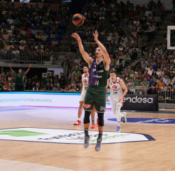 El Unicaja vuela en la segunda parte frente al Surne Bilbao Basket (101-84)