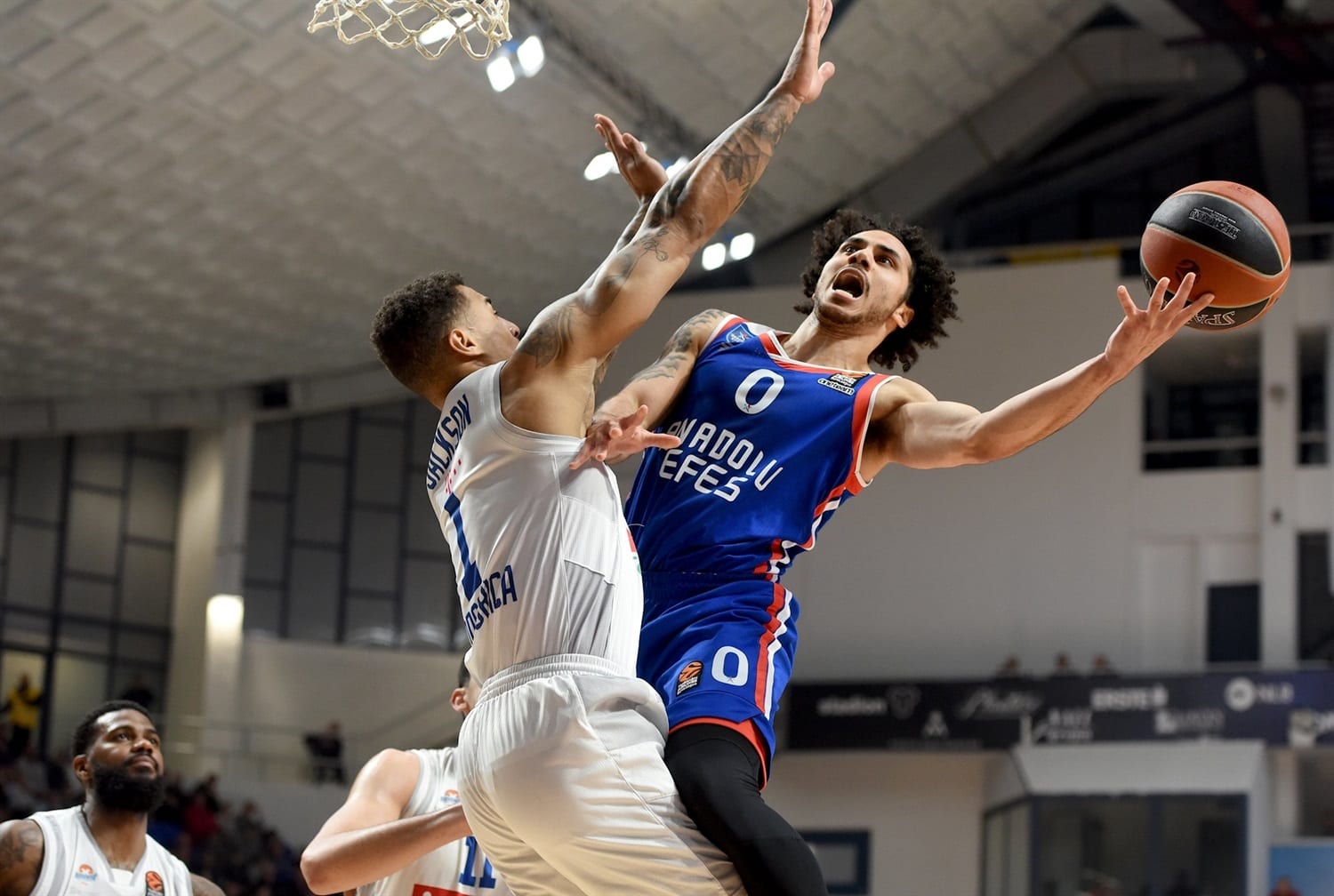 El Anadolu Efes se asegura el factor cancha tras su victoria ante el Buducnost (84-91)