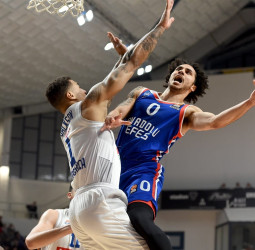 El Anadolu Efes se asegura el factor cancha tras su victoria ante el Buducnost (84-91)