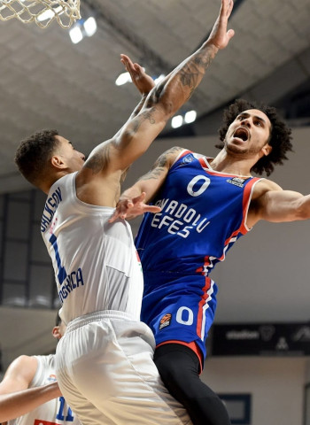 El Anadolu Efes se asegura el factor cancha tras su victoria ante el Buducnost (84-91)