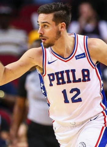 T.J. McConnell continuará en los Philadelphia Sixers