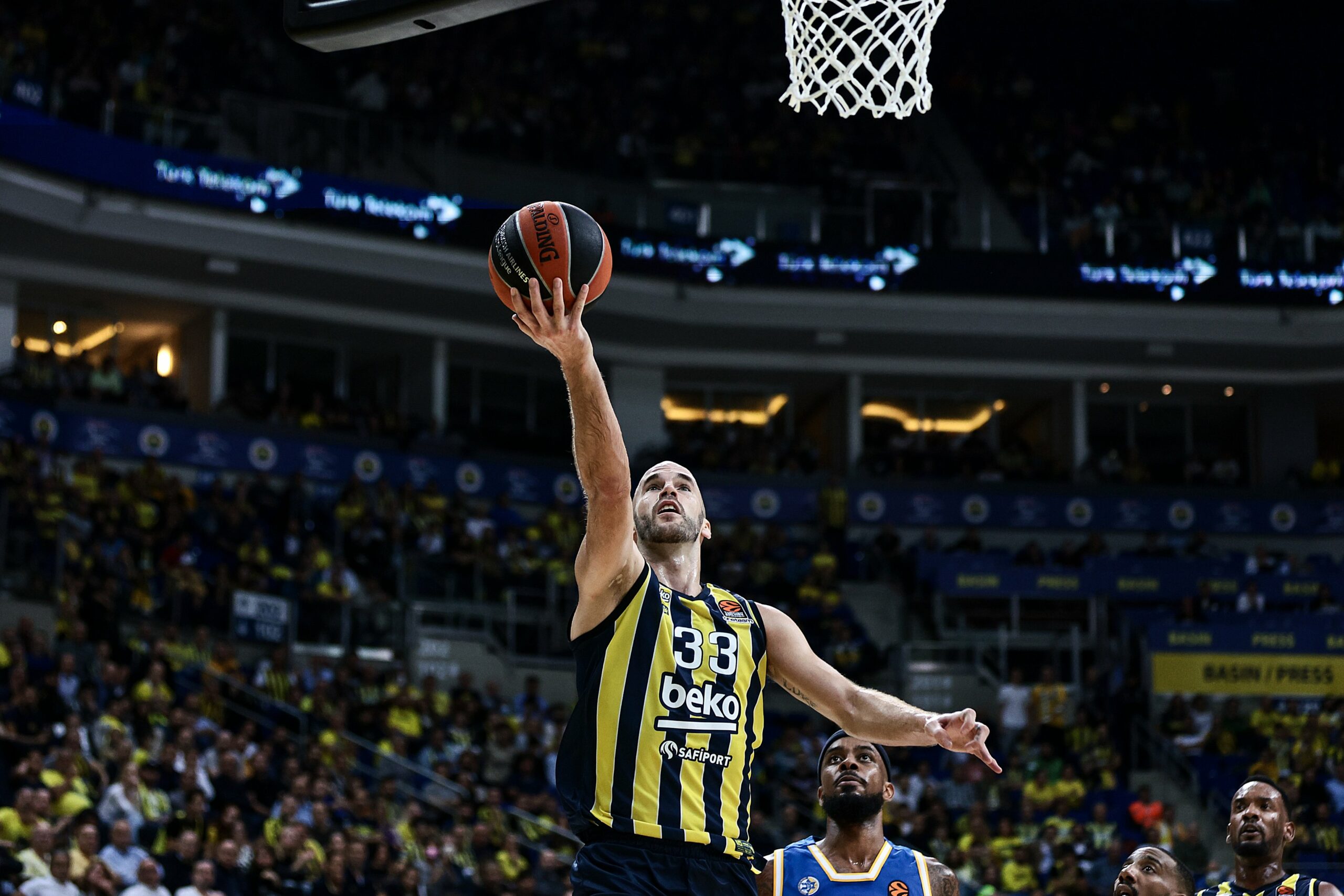 El Fenerbahce muestra su solvencia ante el Maccabi (86-71)
