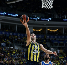 El Fenerbahce muestra su solvencia ante el Maccabi (86-71)