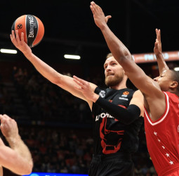 Musa lidera un importante triunfo del Madrid en Milán (77-83)