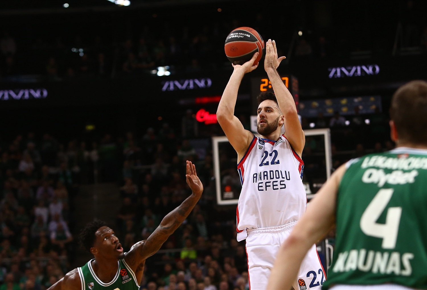 Vasilije Micic jugará una temporada más con el Anadolu Efes