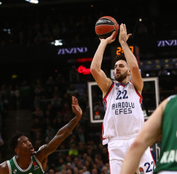 Vasilije Micic jugará una temporada más con el Anadolu Efes