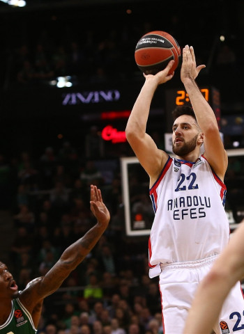 Vasilije Micic jugará una temporada más con el Anadolu Efes