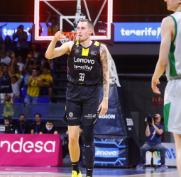 El Lenovo Tenerife, con un gran Wiltjer, fuerza el tercer partido (103-76)