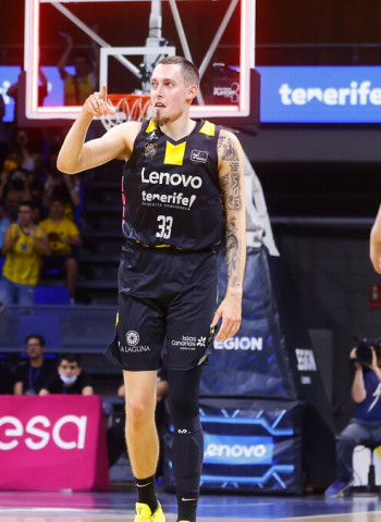 El Lenovo Tenerife, con un gran Wiltjer, fuerza el tercer partido (103-76)