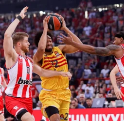Olympiacos aplasta al Barcelona para empatar la serie, 92-58 [2-2]