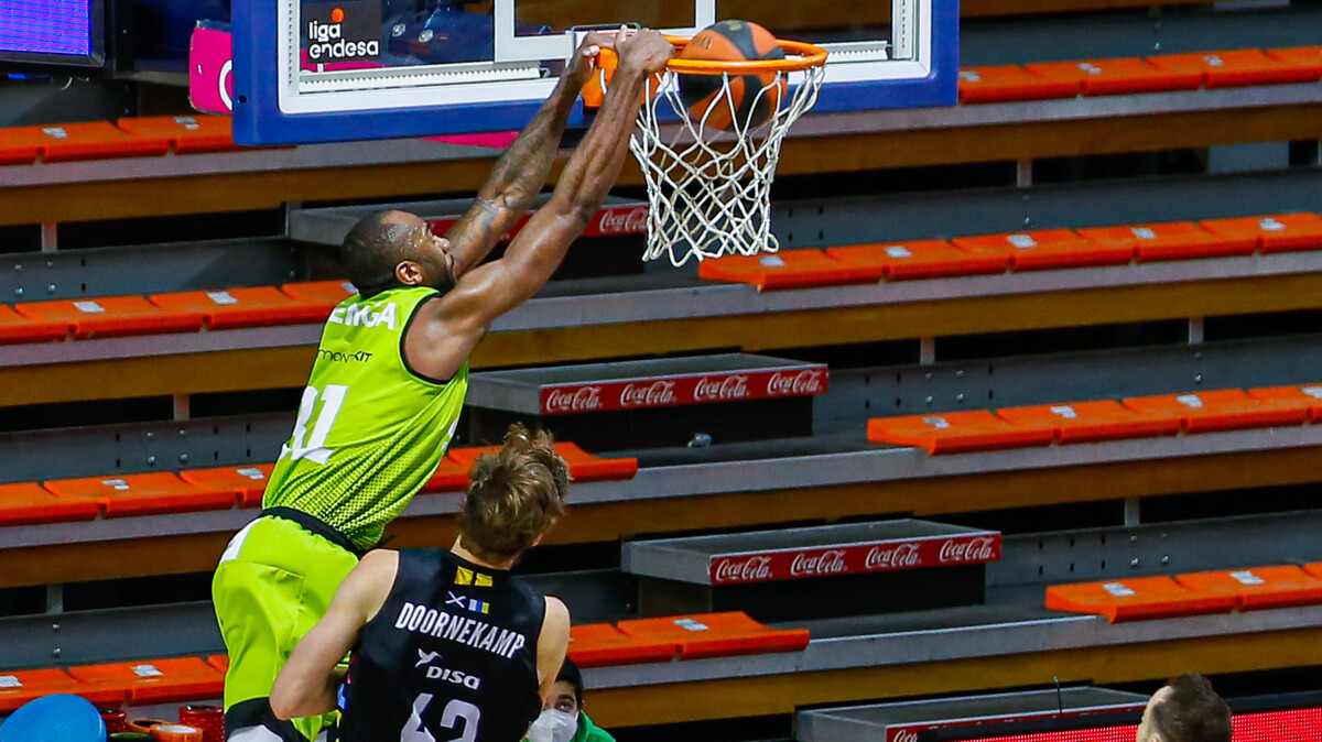 Urbas Fuenlabrada vuela hacia la salvación (98-65)