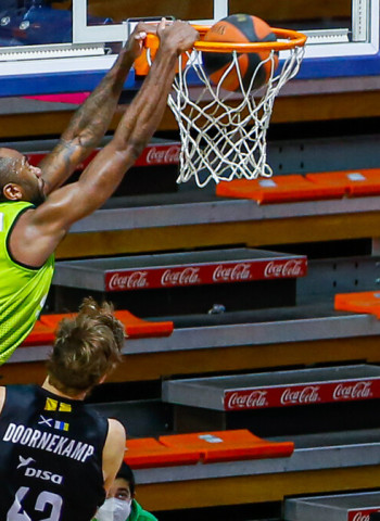 Urbas Fuenlabrada vuela hacia la salvación (98-65)