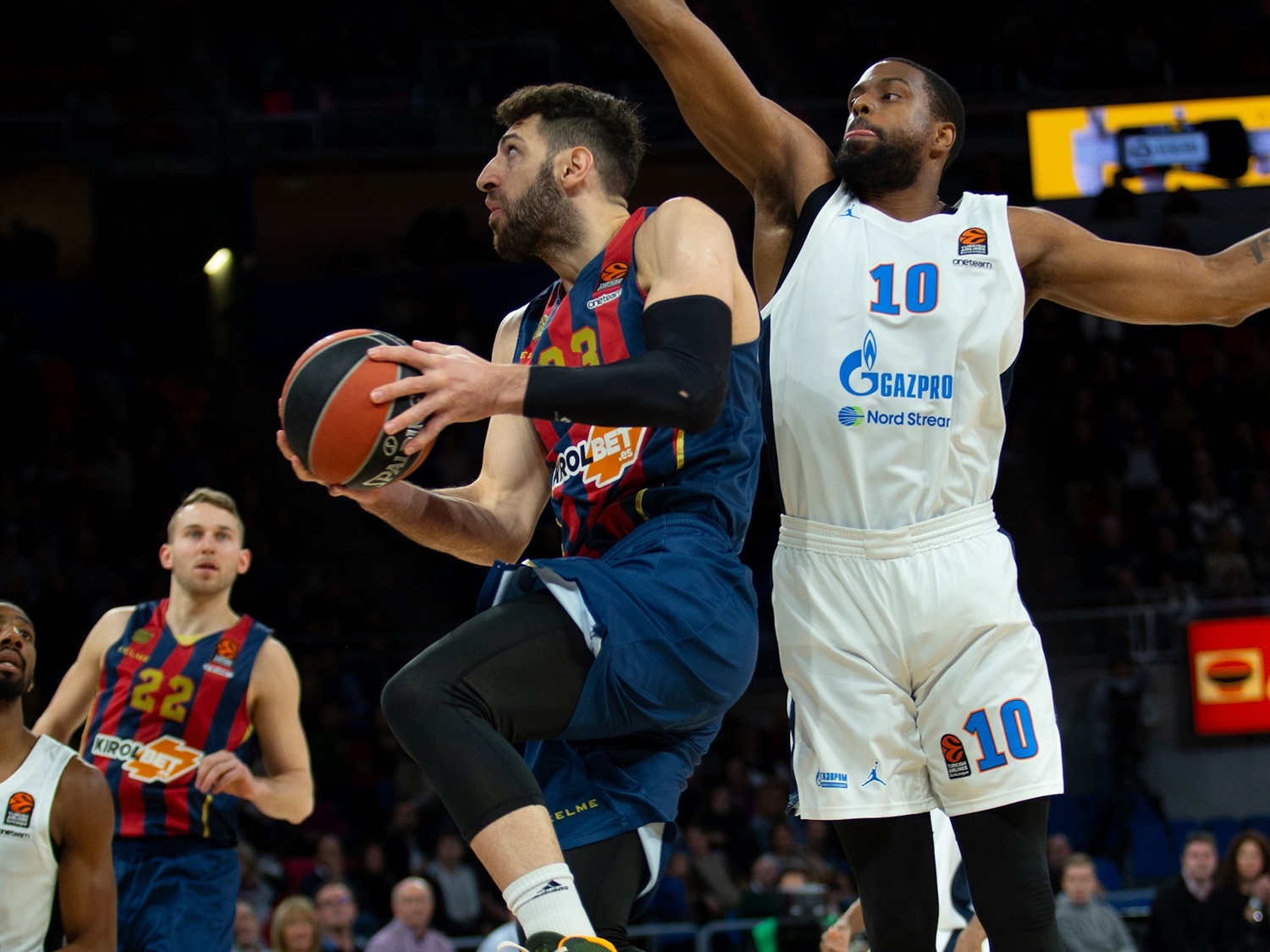 El Baskonia supera con un partido muy serio al Zenit (70-60)
