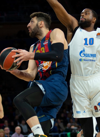 El Baskonia supera con un partido muy serio al Zenit (70-60)