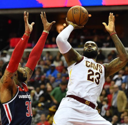 Otro triple-doble de LeBron, tope de Hezonja pero derrota