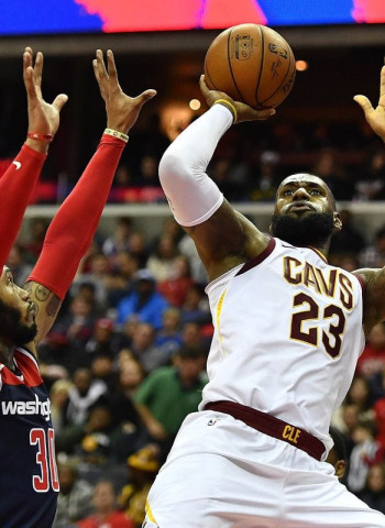 Otro triple-doble de LeBron, tope de Hezonja pero derrota