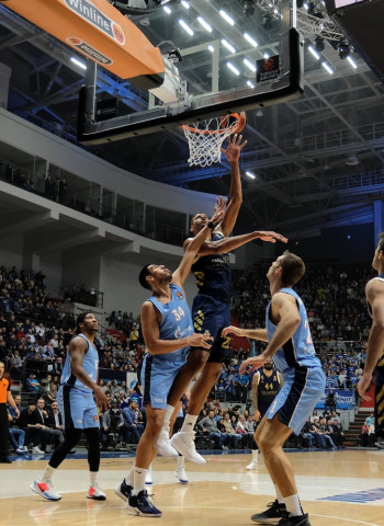 El Real Madrid cierra noviembre con pleno de victorias en la EuroLiga (71-86)