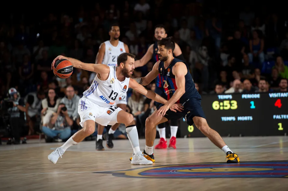 Victoria de carácter del Barça ante un Madrid luchador (75-73)