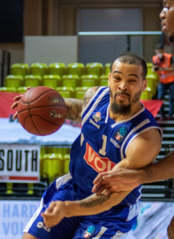 Buducnost supera al Mónaco y le roba el factor cancha (76-77)