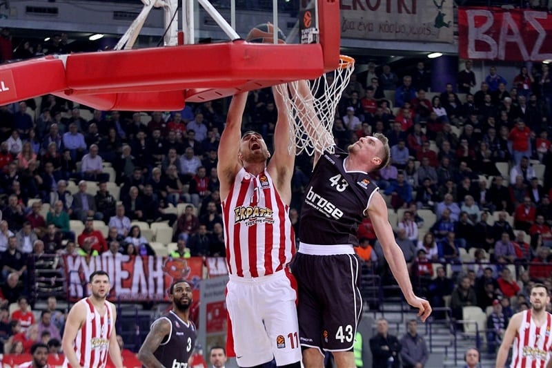 Olympiacos se mantiene segundo con un solvente juego (87-79)