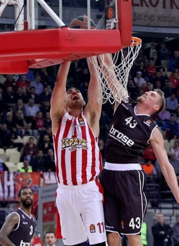 Olympiacos se mantiene segundo con un solvente juego (87-79)