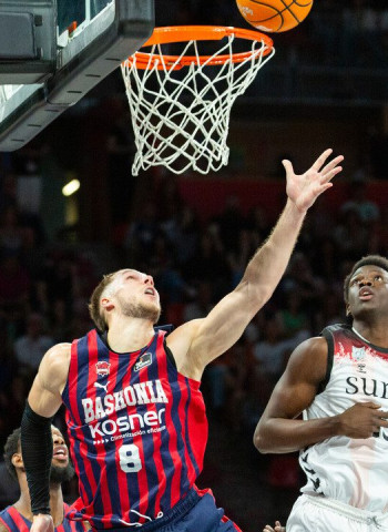 Baskonia remonta ante el Surne Bilbao Basket y sella su clasificación para el Playoff, 100-97