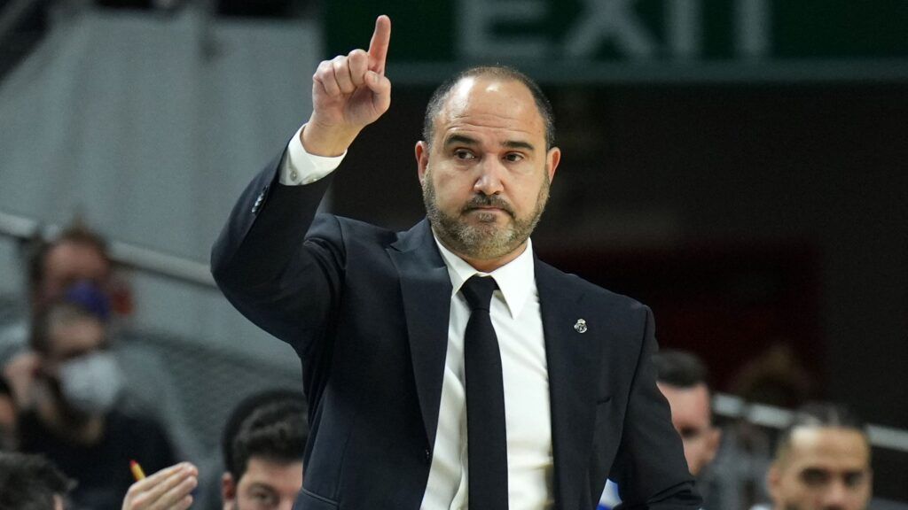 Chus Mateo: "Olympiacos es una maquina de jugar al baloncesto"