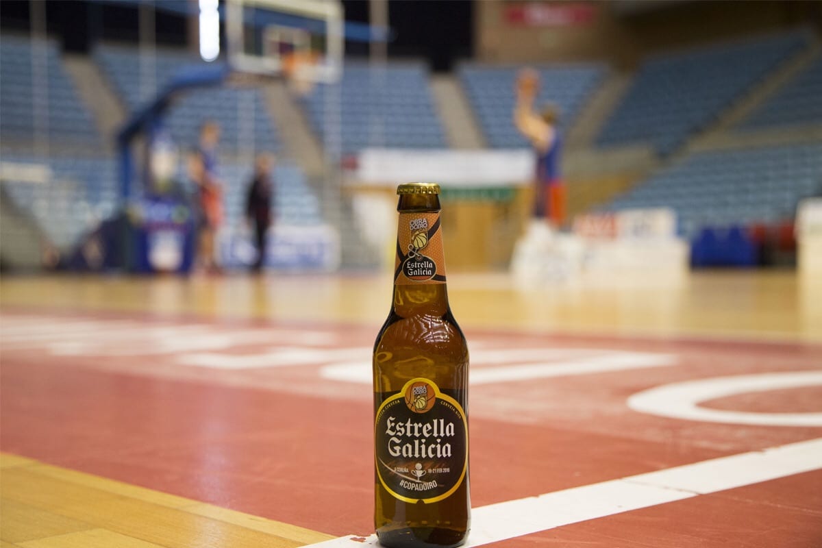 Estrella Galicia lanza una edición especial de botellas del Rio Natura Monbus Obradoiro