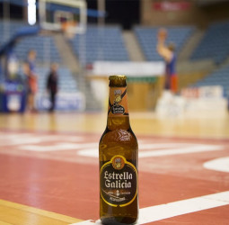 Estrella Galicia lanza una edición especial de botellas del Rio Natura Monbus Obradoiro