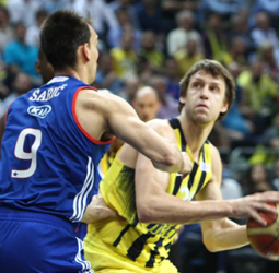 Un mejor final de partido permite al Fenerbahce ponerse (1-2)