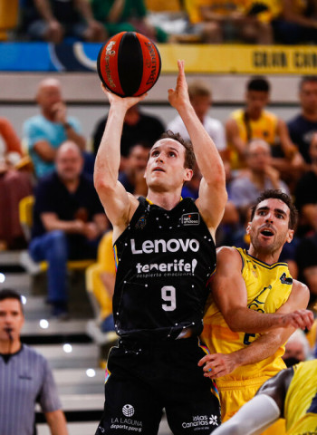 El Lenovo Tenerife se lleva el triunfo en el derbi (70-86)