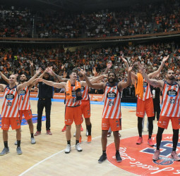 El Leyma Coruña comienza con una histórica victoria ante el Real Madrid, 86-85