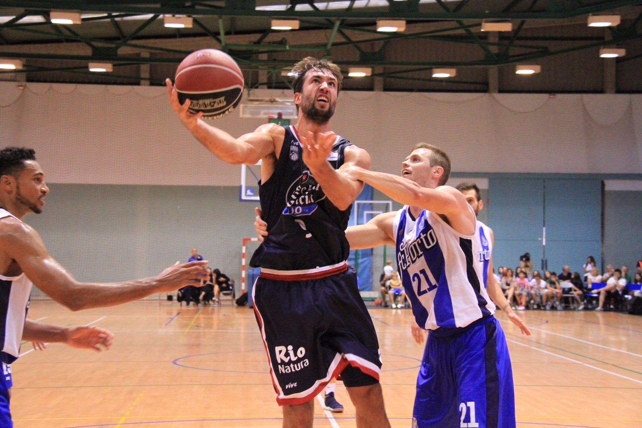 El Monbus Obradoiro se impone al FC Porto en el primer partido de la pretemporada