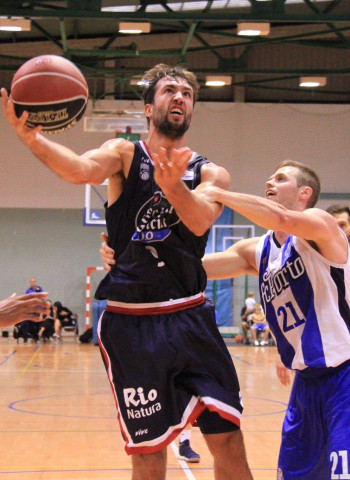 El Monbus Obradoiro se impone al FC Porto en el primer partido de la pretemporada