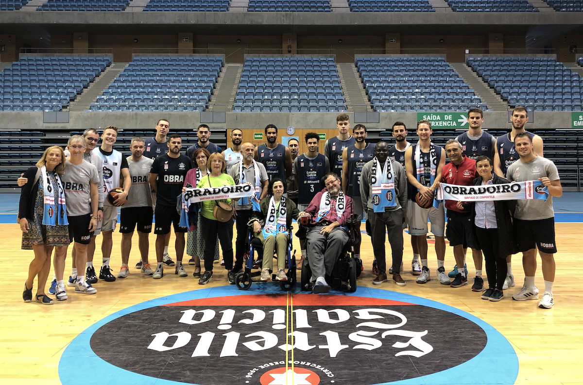 El Monbus Obradoiro recibe la especial visita de Dabiz Riaño y Rosa Garea, dos pacientes de ELA, tras completar el Camino de Santiago desde Sarria
