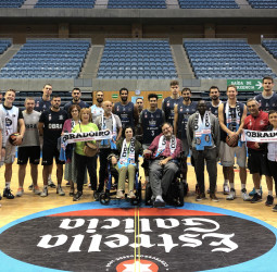 El Monbus Obradoiro recibe la especial visita de Dabiz Riaño y Rosa Garea, dos pacientes de ELA, tras completar el Camino de Santiago desde Sarria
