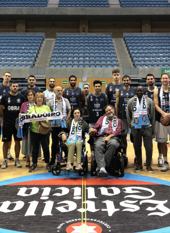 El Monbus Obradoiro recibe la especial visita de Dabiz Riaño y Rosa Garea, dos pacientes de ELA, tras completar el Camino de Santiago desde Sarria