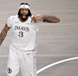 Noche de emociones encontradas para Davis... Liderazgo, victoria y lesión, 105-116