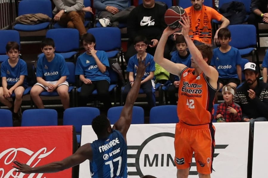 Victoria del Valencia Basket en San Sebastián (77-95) con récord de triples