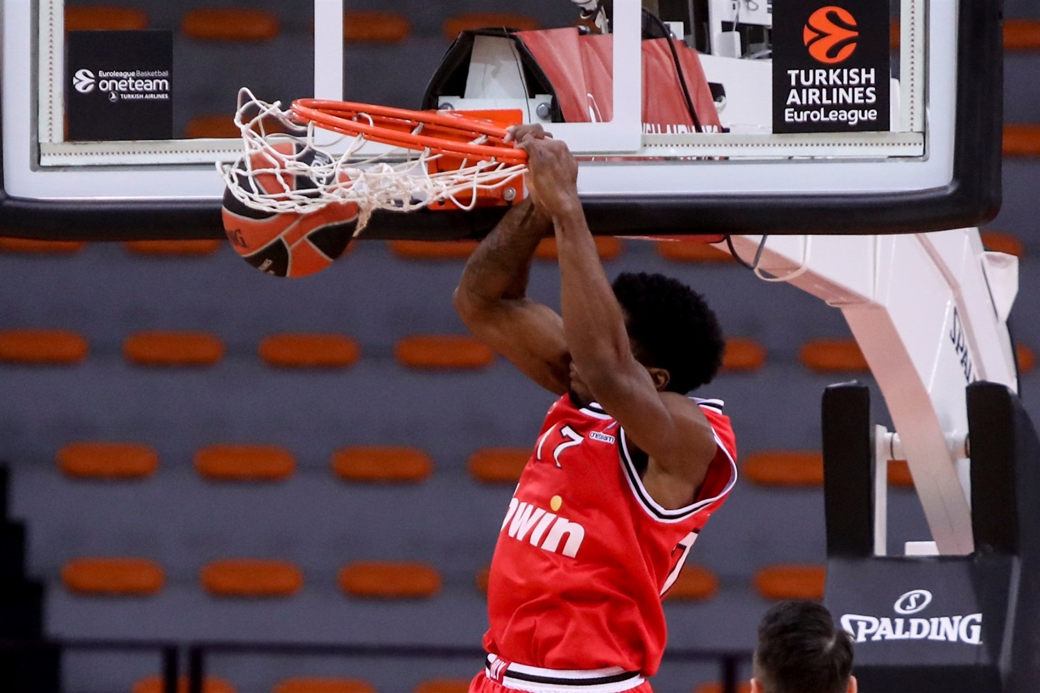 Disfruta de las mejores jugadas de la jornada 8 de la EuroLeague