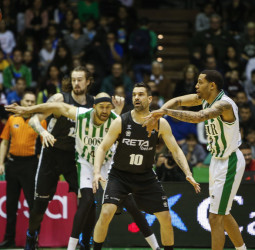 Green lidera una victoria de enorme peso (81-79)