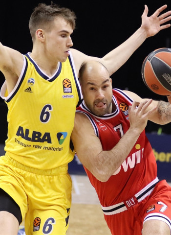 Vezenkov lidera la victoria del Olympiacos ante el ALBA Berlín (80-84)