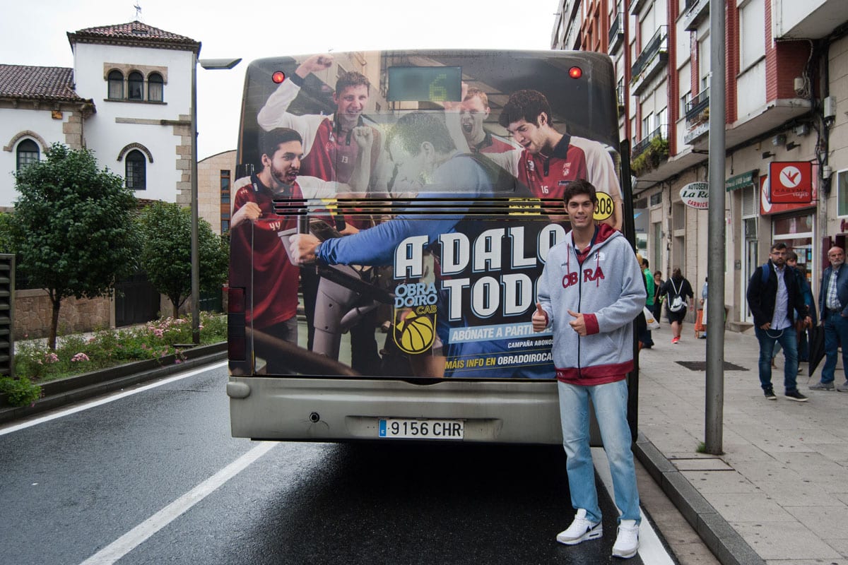 Santi Yusta, jugador del Rio Natura Monbus Obradoiro, anima a los aficionados a abonarse