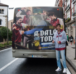 Santi Yusta, jugador del Rio Natura Monbus Obradoiro, anima a los aficionados a abonarse