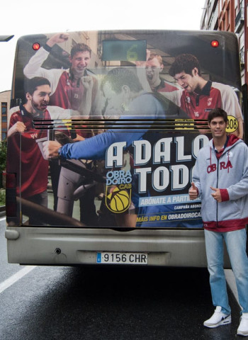 Santi Yusta, jugador del Rio Natura Monbus Obradoiro, anima a los aficionados a abonarse