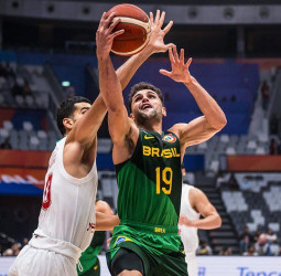 Triunfo de Brasil sobre Irán empañado por lesión de Neto (100-59)